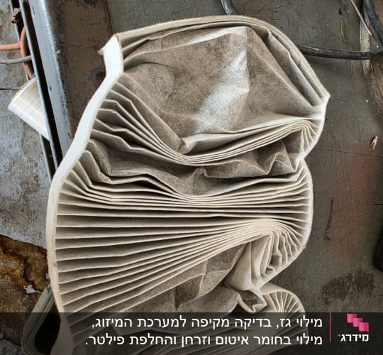 פילטר אוויר מלוכלך על שולחן עבודה במוסך